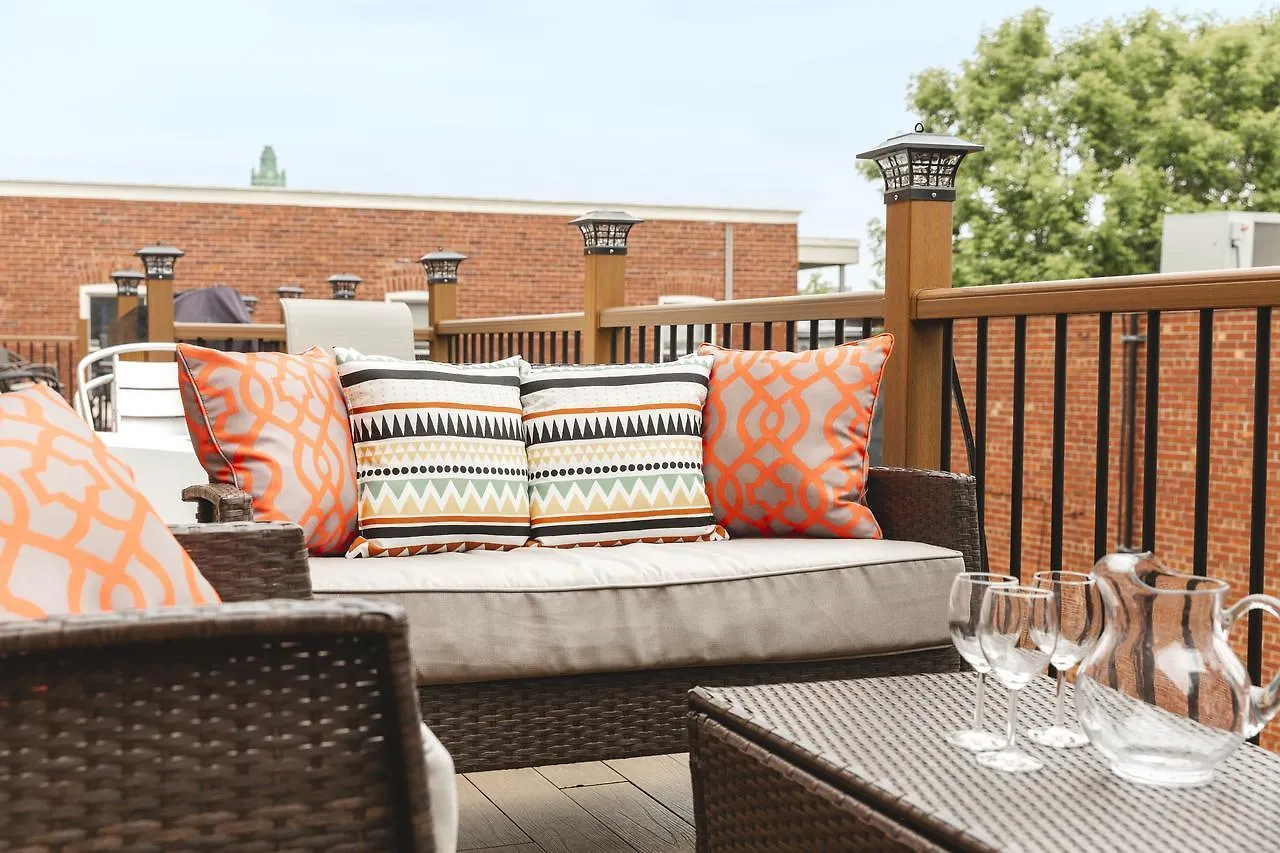 Mtlvacationrentals-The Mtlvr Kisses Montreal